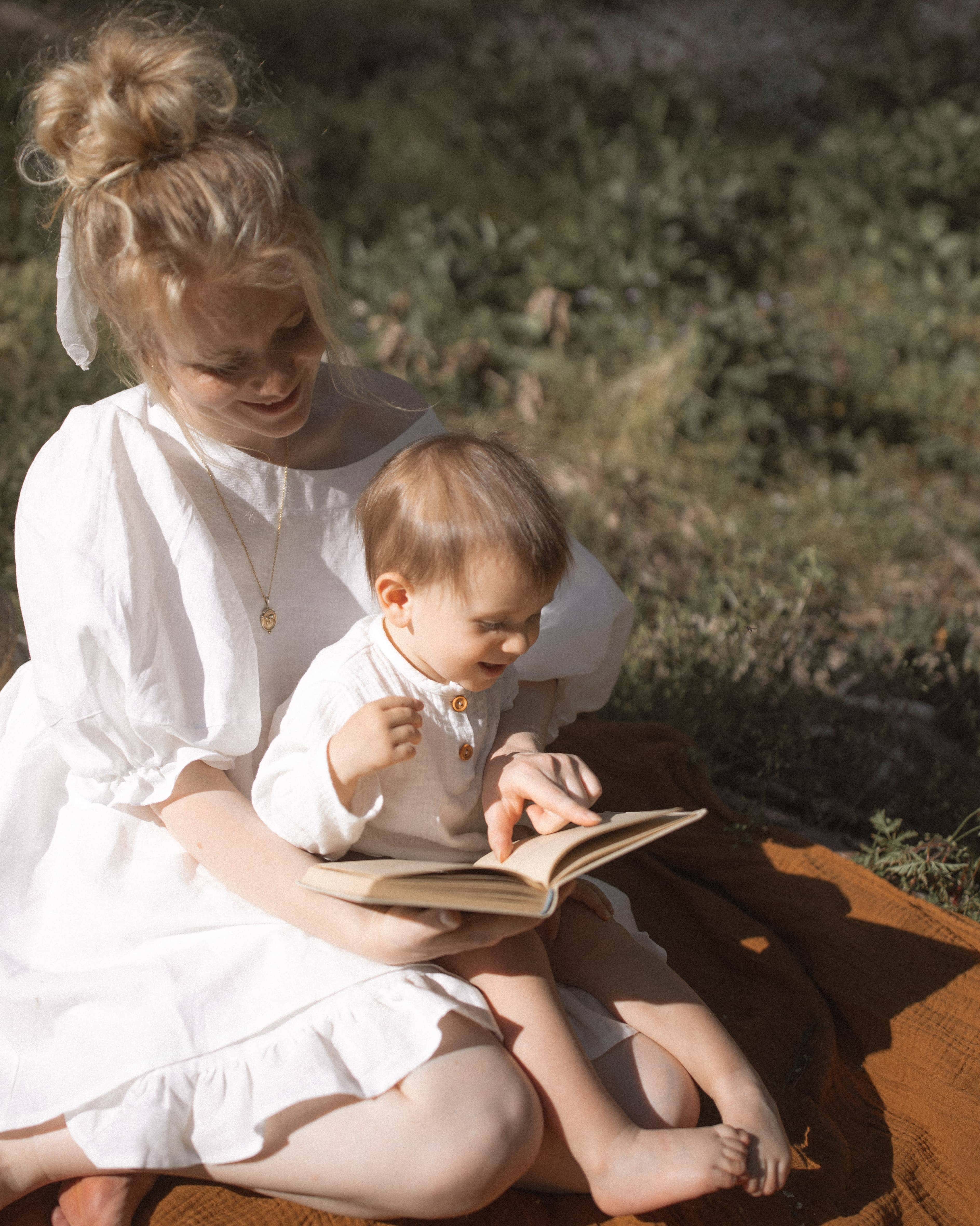 Няня с ребенком читают